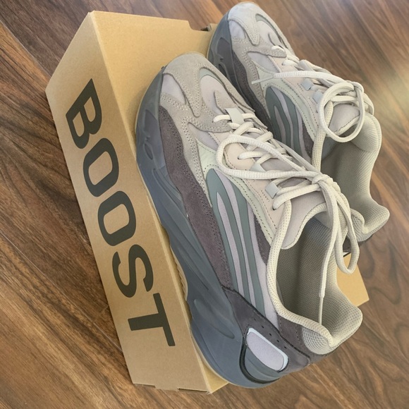 Yeezy Boost 700 V2 - Picture 2 of 4